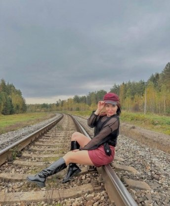 Со мной время пролетит незаметно, ведь я умею создавать уютную атмосферу и наслаждаться каждой минутой вместе. Я живу в Москве, где воплощаю свою страсть и посвящаю себя тебе. Мои услуги включают всё, что ты можешь себе представить - нежные ласки, горячий секс, массаж и многое другое. Мои фото подтверждают мою красоту и сексуальность. Мои клиенты оставляют только положительные отзывы, потому что я стараюсь сделать все возможное, чтобы удовлетворить твои самые сокровенные желания.🔥 Не упусти возможность провести незабываемое время со мной и отправь мне сообщение прямо сейчас. Жду тебя! 💋 Яна